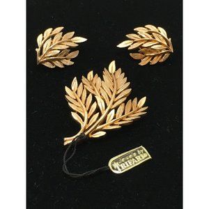 Vntg Jewels by Trifari Brooch Earring Set Clip On Gold Tone Leaves Original Box